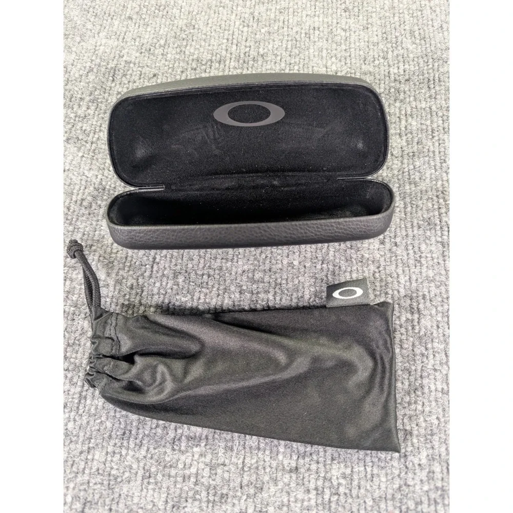 Oakley Black Hard Clamshell Case and Soft Wiping Pouch